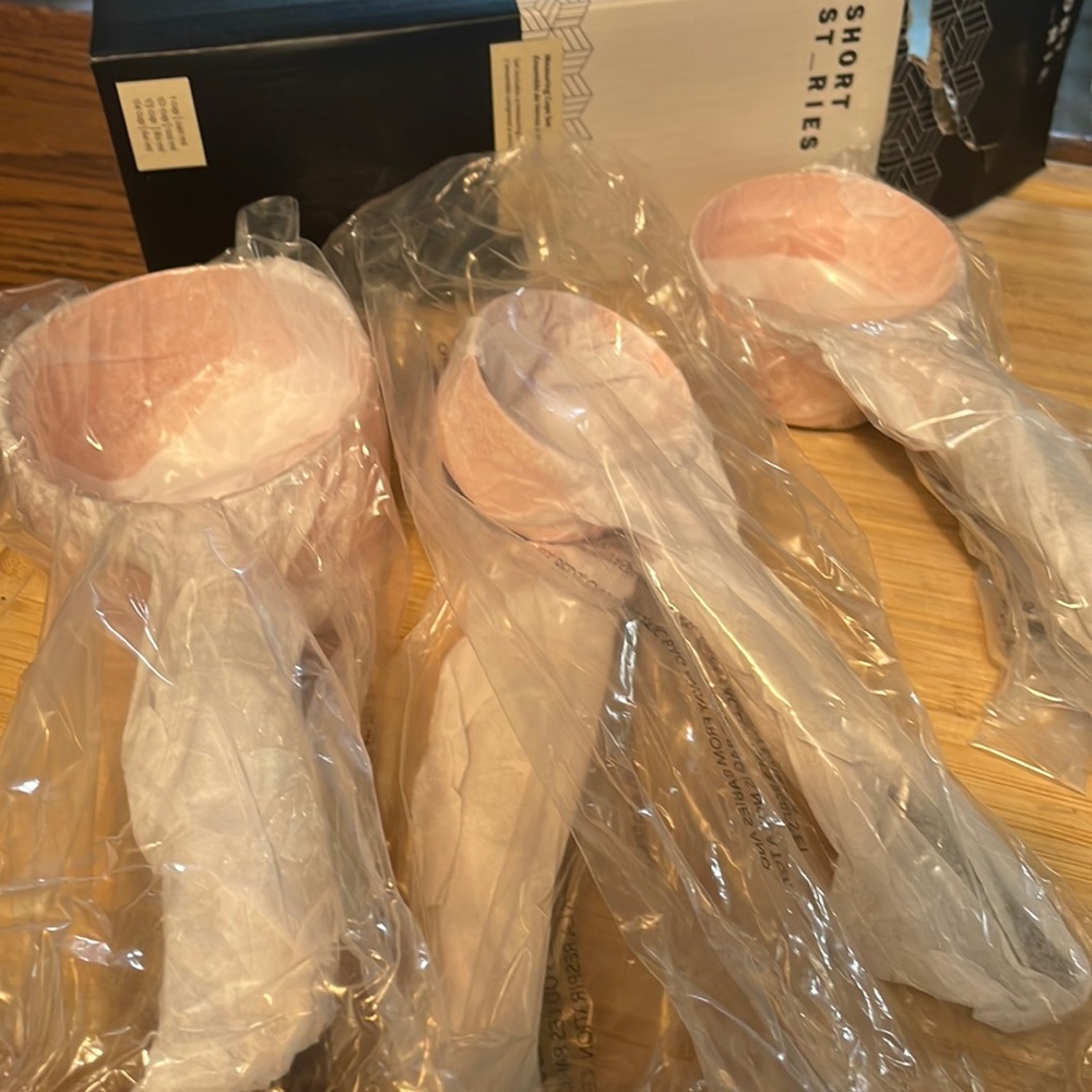 Short st_ries measuring cups
